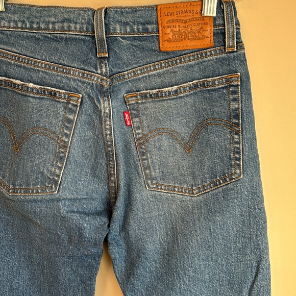 *FREE WITH BUNDLE* Levi’s Wedgie Straight Fit Jean in Medium Wash Size 25 - Picture 11 of 12